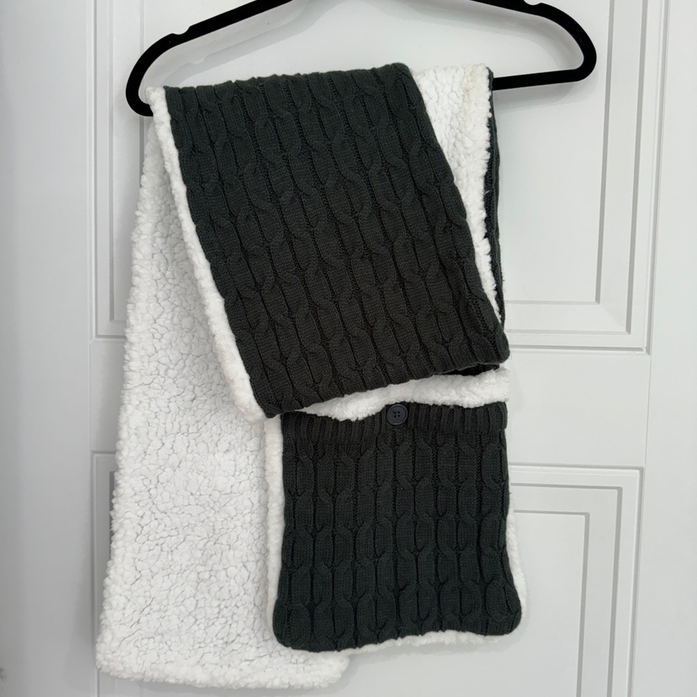 Huggle scarf sherpa lined pockets grey and white